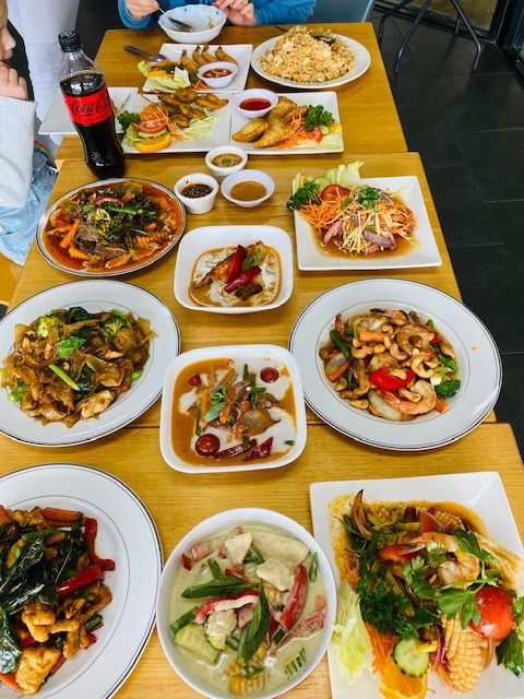 <span  class="uc_style_uc_tiles_grid_image_elementor_uc_items_attribute_title" style="color:#ffffff;">Lunch</span>